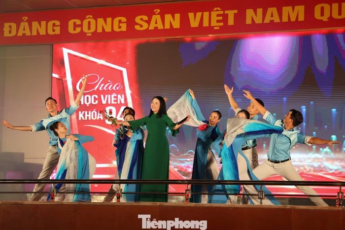 Đại tá, NSND Hồng Hạnh trình bày nhạc phẩm “Khát vọng” tại chương trình.