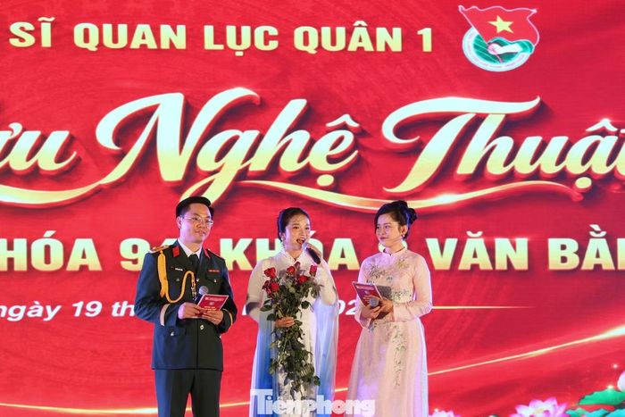 Tại đêm nghệ thuật, nữ ca sĩ Tố Hoa có màn giao lưu thú vị với những bạn trẻ ở Trường Sĩ quan Lục quân 1.
