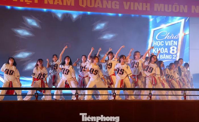 Màn nhảy hiện đại, sôi động của Câu lạc bộ Step Up Dancing Club (Trường Đại học Ngoại ngữ).