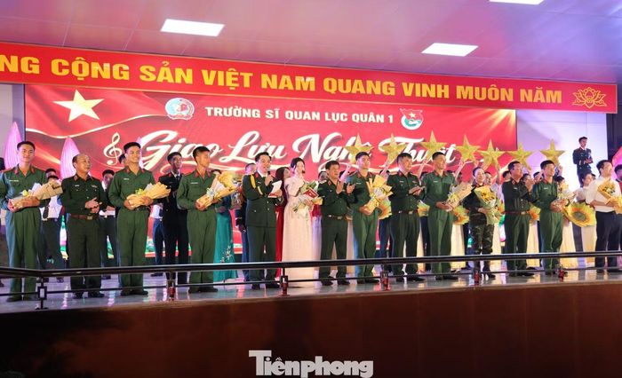 Tham dự chương trình có Thiếu tướng, Tiến sĩ Nguyễn Trung Hiếu - Hiệu trưởng Trường Sĩ quan Lục quân 1; Trung tướng, Tiến sĩ Lê Văn Duy - Chính ủy Trường Sĩ quan Lục quân 1; đại biểu các cơ quan, đơn vị trong và ngoài Quân đội.