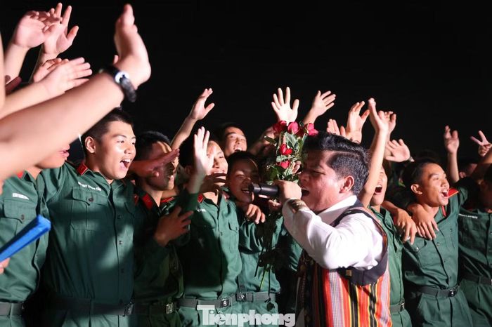 NSƯT Ploong Thiết biểu diễn trong sự cổ vũ nhiệt tình của các học viên Trường Sĩ quan Lục quân 1.