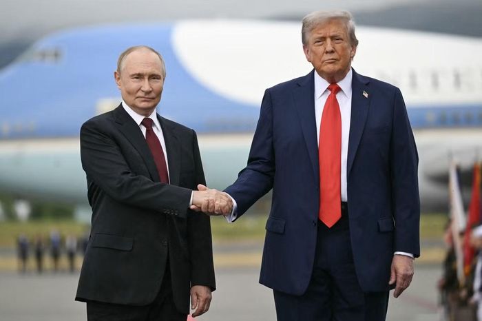 Tổng thống Mỹ Donald Trump gặp Tổng thống Nga Vladimir Putin tại Alaska, ngày 15/8/2025. Các cuộc tiếp xúc Mỹ - Nga tiếp tục là một nhân tố quan trọng trong nỗ lực tìm kiếm giải pháp cho xung đột Ukraine. (Ảnh: Nhà Trắng)