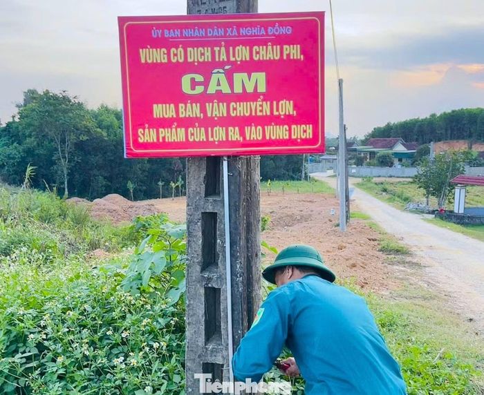 Cắm biển cảnh báo tại khu vực có dịch để nâng cao ý thức phòng ngừa của người dân.