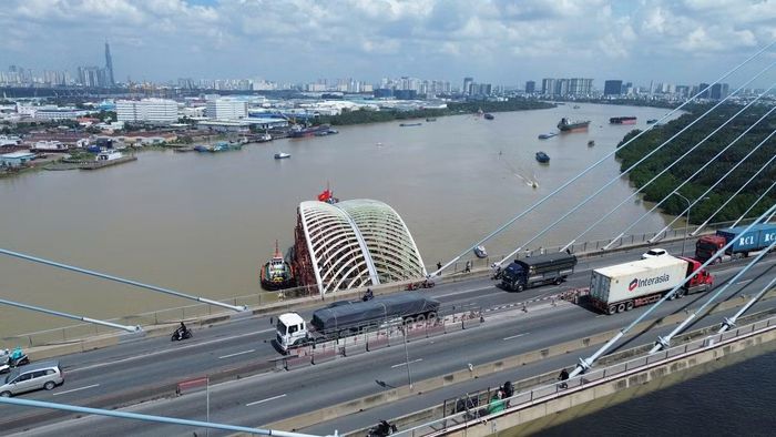 Sáng 19/10, đoàn tàu lai dắt đưa vòm thép vượt qua khu vực Mũi Đèn Đỏ và tiến đến cầu Phú Mỹ. Đây là chặng đường có địa hình luồng lạch phức tạp, đặc biệt tại khu vực giao nhau giữa sông Sài Gòn, sông Đồng Nai và sông Nhà Bè, đòi hỏi các phương tiện phối hợp chặt chẽ để điều chỉnh hướng di chuyển.