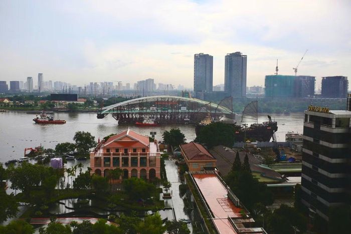 Khoảng 14h45 cùng ngày, sà lan chở nhịp vòm thép hình lá dừa nước dài 187 m đi qua khu vực Bến Nhà Rồng, tiến gần công trường cầu đi bộ qua sông Sài Gòn.