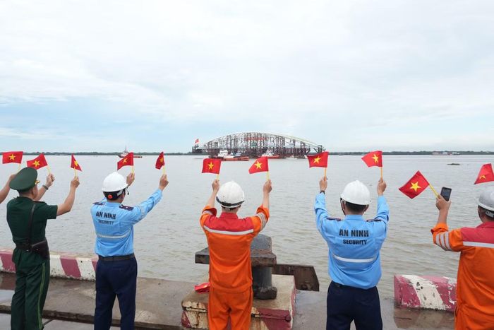 Đoàn lai dắt đi qua Cảng quốc tế Long An trong sự chào đón của nhân viên cảng và lực lượng chức năng đang làm nhiệm vụ.