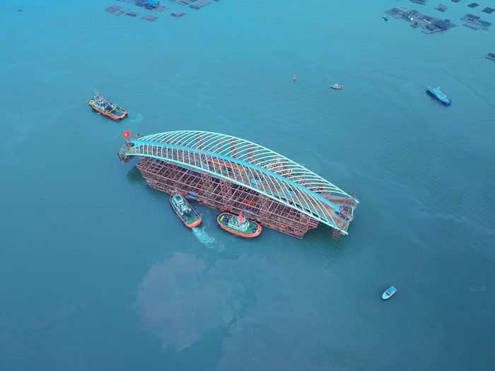 Đoàn vận chuyển gồm tàu kéo chính, hai tàu lai dắt áp mạn hỗ trợ điều chỉnh hướng và một tàu kéo dự phòng. Phương án hành trình được nghiên cứu trong nhiều tháng, tính toán kỹ các yếu tố về luồng tuyến, mực nước, thủy triều, thời tiết, tĩnh không và đội hình phương tiện.
