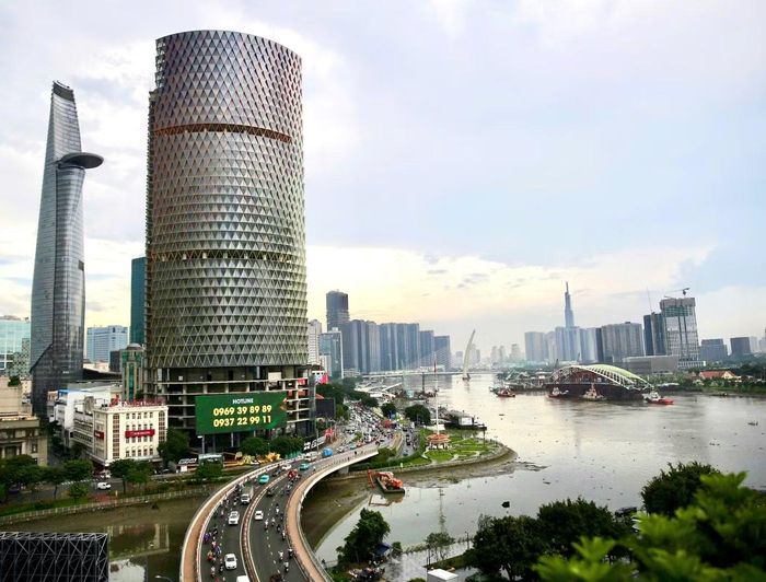 Khoảng 15h ngày 19/10, sà lan chở nhịp chính vòm thép cập khu vực đối diện Bến Bạch Đằng, kết thúc hành trình lai dắt khoảng 124 km từ cảng Đông Xuyên về trung tâm TP HCM.