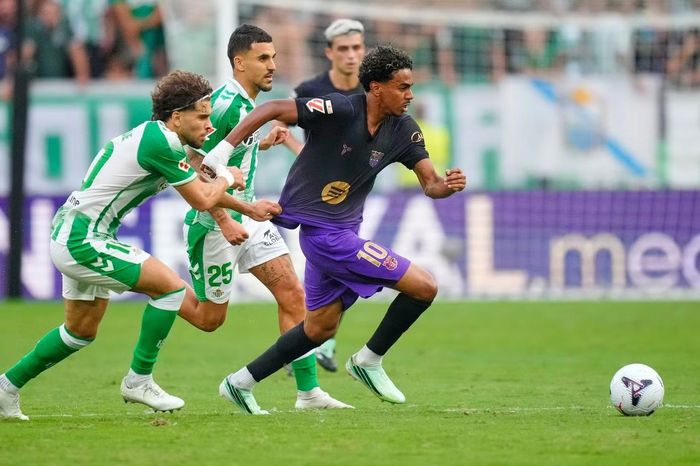 Với Lamine Yamal đang đạt phong độ cao, hàng công Barcelona vẫn có khả năng chọc thủng lưới PSG dù phải làm khách ở Parc des Princes.