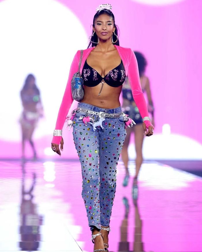  Amelia Gray (trái) và Natalia Bryant cũng bị cuốn vào tranh cãi. Ảnh: Getty Images. 