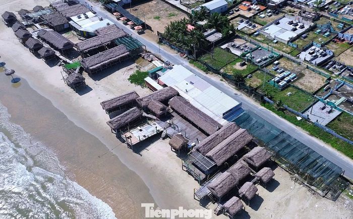  Các công trình cơi nới không chỉ lấn chiếm bãi cát, hành lang bờ biển, mà còn thu hẹp, che chắn lối xuống khu vực công cộng, khiến nhiều vị trí trông như đường nội bộ của hàng quán, gây khó khăn cho người dân và du khách﻿ khi tiếp cận bãi tắm. 