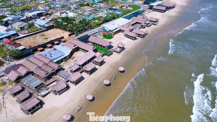  Sau khi hoàn trả mặt bằng, chính quyền xã dự kiến xây dựng phương án bố trí điểm kinh doanh phù hợp quy hoạch, bảo đảm cho thuê công khai, minh bạch. Địa phương cũng định hướng tổ chức điểm chụp ảnh, quảng bá du lịch﻿ và sắp xếp dịch vụ hợp lý, cải thiện cảnh quan, chất lượng phục vụ du khách tại vịnh đẹp thế giới Lăng Cô và vịnh Chân Mây. 
