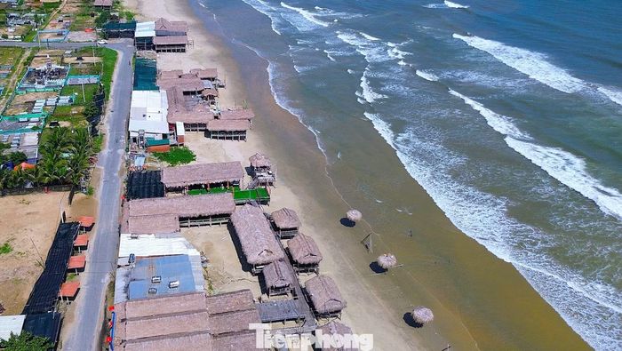  Trước tình trạng lấn chiếm kéo dài, UBND xã Chân Mây - Lăng Cô đã rà soát hiện trạng, làm việc với các hộ kinh doanh tại khu vực Bình An (vịnh Chân Mây), Loan Lý và Đông Dương (vịnh Lăng Cô), tuyên truyền quy định về đất đai, quy hoạch﻿, xây dựng, đồng thời vận động tự tháo dỡ công trình vi phạm. 