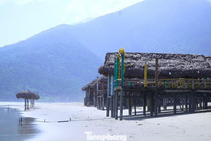 Theo chính quyền xã, việc tháo dỡ có thể ảnh hưởng đến sinh kế, nhưng một số chủ hàng quán cho biết sẵn sàng chấp hành, đồng thời kiến nghị được bố trí mặt bằng kinh doanh phù hợp quy hoạch. Lực lượng chức năng xã sẽ phối hợp hỗ trợ các hộ vận chuyển tài sản, thu dọn và vệ sinh khu vực sau tháo dỡ.