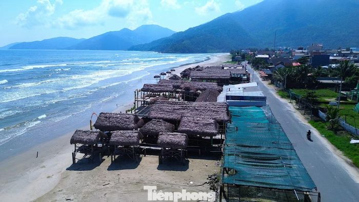 Tuy nhiên, cũng tại khu vực vịnh đẹp thế giới này, từ nhiều năm trở lại đây, các nhà hàng, quán ăn dựng lên san sát đua nhau lấn ra mép biển﻿, sử dụng cột bê tông đóng sâu xuống nền cát làm khung nhà chồ phục vụ kinh doanh… tạo nên hình ảnh nhếch nhác, phản cảm bên chân sóng.