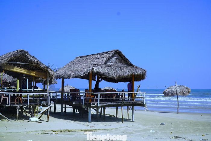 Những công trình này từng tồn tại từ lâu, ảnh hưởng đến không gian ven biển cũng như cảnh quan tự nhiên và diện tích sử dụng chung của cộng đồng.