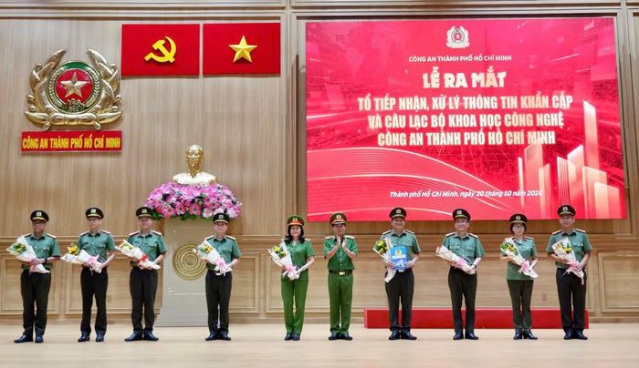 Ra mắt đội hình Tổ tiếp nhận, xử lý thông tin khẩn cấp và CLB.