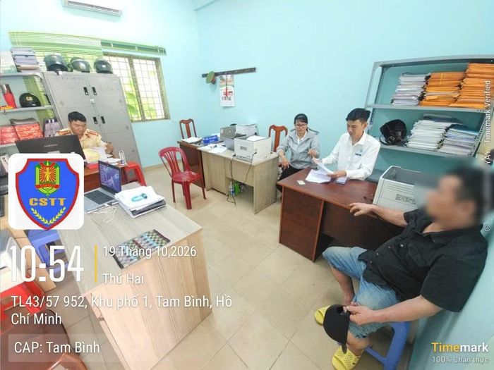 Lực lượng chức năng làm việc với người đàn ông đổ rác sai quy định (áo đen).