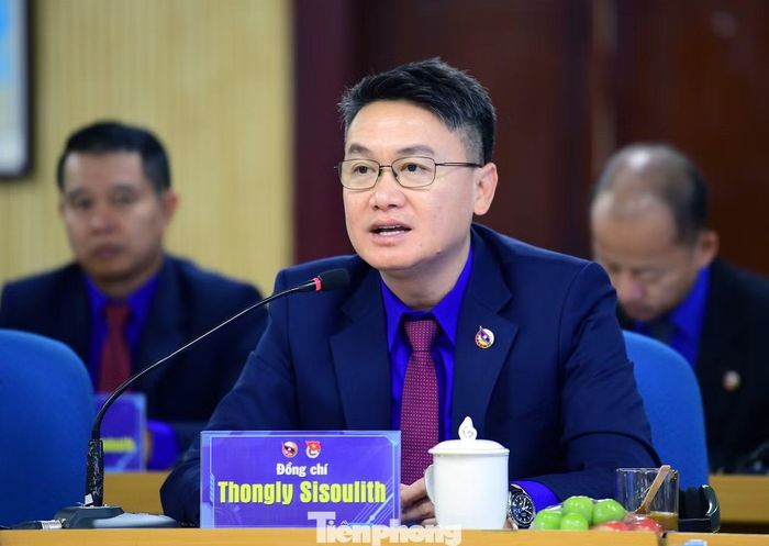 Anh Thongly Sisoulith - Bí thư T.Ư Đoàn TNNDCM Lào trao đổi tại hội đàm. Ảnh: Xuân Tùng
