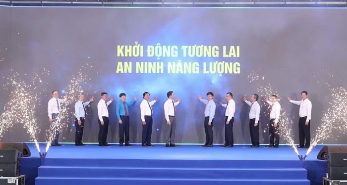 Các đại biểu làm lễ khởi công dự án.