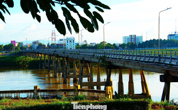 Trong ngày lưu thông cuối cùng, cầu Trà Khúc 1 vẫn lộng lẫy trong ánh nắng chiếu.