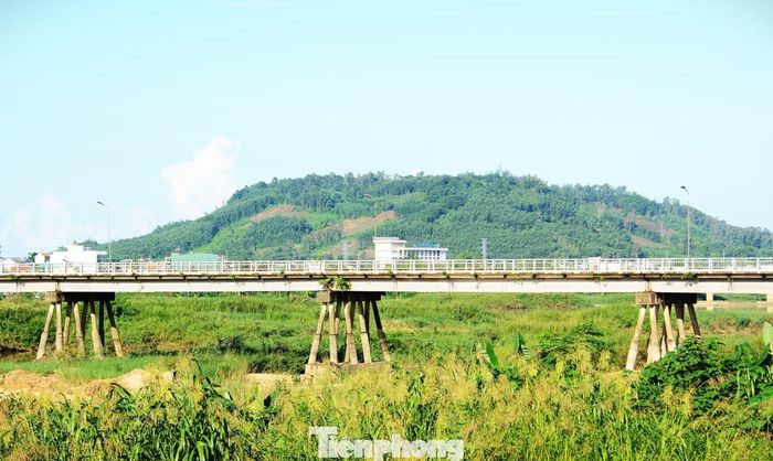 Núi Ấn - sông Trà từ lâu trở thành cặp biểu tượng tiêu biểu của Quảng Ngãi và cũng là danh thắng nổi tiếng nhất của vùng đất này. Cầu Trà Khúc 1 giữa mùa lau sậy, phía xa xa là núi Ấn.