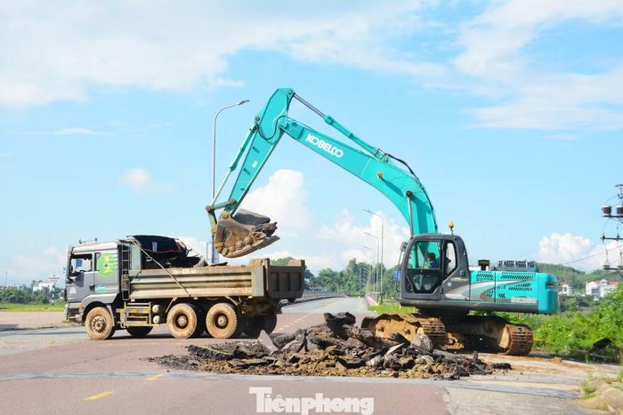 Chiều ngày 18/10, sau khi đóng cầu Trà Khúc 1, đơn vị thi công đã tiến hành công việc tháo dỡ ở đầu cầu bờ Nam. Việc phá dỡ cầu Trà Khúc 1 được chia thành 2 giai đoạn. Giai đoạn 1 tháo dỡ 2 - 3 nhịp cầu phía bờ nam và 1 nhịp dầm phía bờ bắc trước ngày 30/11. Giai đoạn 2, sau khi cầu Trà Khúc 1 mới hoàn thành sẽ phá dỡ toàn bộ phần cầu cũ còn lại.