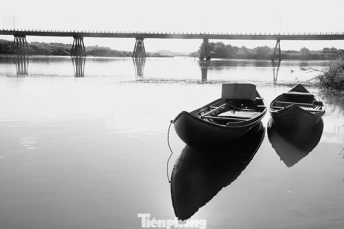 Trước khi chính thức tháo dỡ để nhường chỗ cho công trình mới, cầu Trà Khúc 1 hiện lên trầm mặc và thơ mộng, lưu dấu những khoảnh khắc ký ức đẹp đẽ trong lòng người dân. Cầu Trà Khúc 1 đã góp phần tạo nên khung cảnh nên thơ, trữ tình và đi vào thơ ca, âm nhạc, hội họa, nhiếp ảnh…
