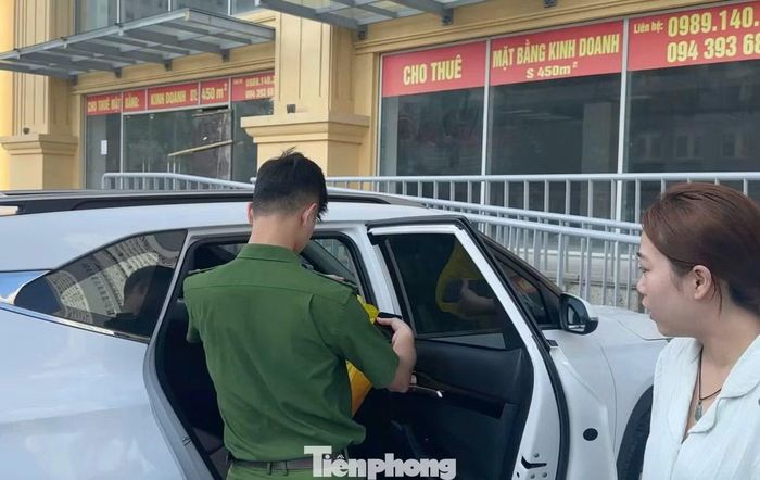 Như đã đưa tin, trước đó vào rạng sáng 19/10, 8 ô tô của cư dân đậu trên vỉa hè chung cư T&T Victoria bị đập vỡ kính. Nhiều chủ phương tiện cho biết, tài sản bên trong xe bị lục lọi, xáo trộn.