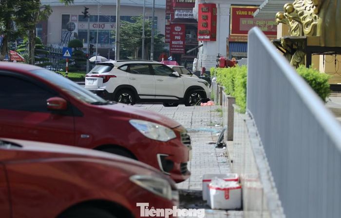 Theo ông Nguyễn Thanh Tuân - Giám đốc Ban quản lý tòa nhà chung cư T&T Victoria, 8 ô tô đậu trên vỉa hè; khu vực này không thuộc quản lý của tòa nhà. Ông Tuân cho biết thêm, phía chung cư có hệ thống camera giám sát an ninh nhưng chỉ lắp bên trong nội khu tòa nhà. Phía mặt ngoài của chung cư, tại các vỉa hè, trong đó có khu vực 8 ô tô bị đập vỡ kính không có camera giám sát.