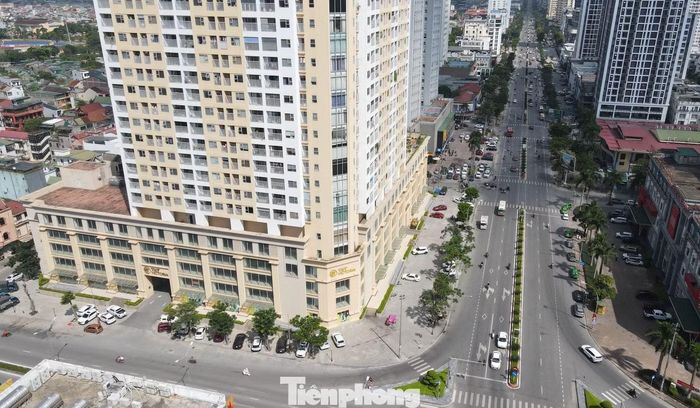 Khu vực xảy ra vụ việc nằm ngay ngã tư lớn nhất của trung tâm thành phố Vinh cũ nhưng lại là "góc khuất" khi không có hệ thống camera an ninh của tòa nhà giám sát. Theo lãnh đạo Ban Quản lý chung cư, sắp tới Ban sẽ khảo sát, họp cư dân để lắp thêm hệ thống camera giám sát phía ngoài.
