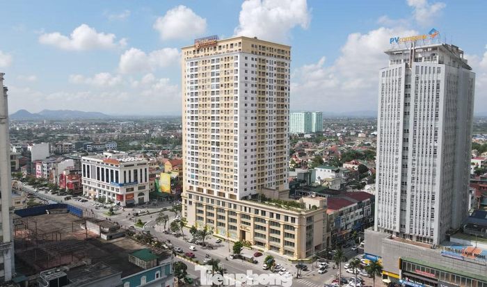 Được biết, chung cư nơi xảy ra vụ việc nằm ngay ngã tư chợ Vinh giao giữa đường Quang Trung, Phan Đình Phùng, Cao Thắng và Trần Phú. Đây được xem là ngã tư lớn nhất của trung tâm của thành phố Vinh cũ. Toàn chung cư có 420 hộ với khoảng 1.600 người.