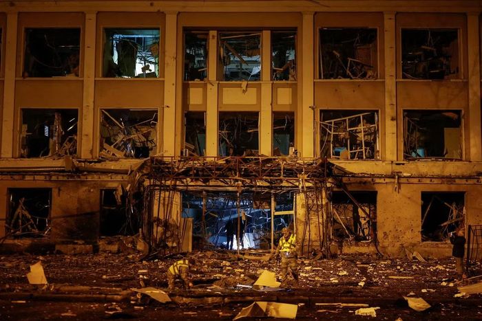 Nhiều công trình ở Kiev bị hư hại sau cuộc tấn công ban đêm của Nga. (Ảnh: Reuters)