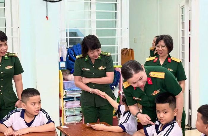 Ân cần thăm hỏi, động viên các em học sinh.
