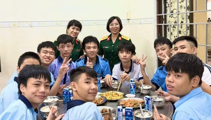 Bữa cơm ấm áp tại Trường Chuyên biệt Hy Vọng.