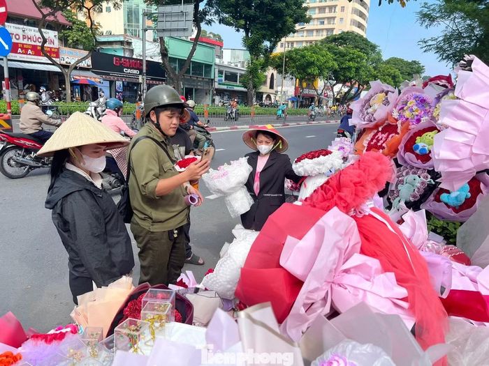 Chỉ cần khách dừng xe, tiểu thương nhanh chóng tiếp cận giới thiệu kiểu dáng và tư vấn giá bán.