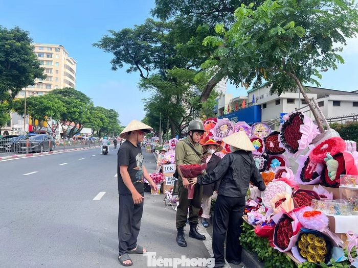 Nhiều tiểu thương kỳ vọng lượng khách mua quà tăng vào chiều tối 20/10 khi người dân tan làm. "Nhiều người bận việc ban ngày nên chúng tôi mong chiều tối tạnh ráo để khách tiện ghé mua", một tiểu thương nói.