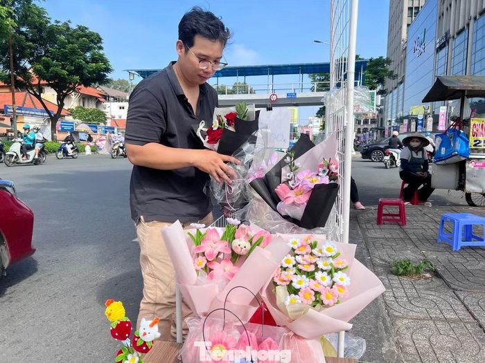 Anh Trần Hữu Phú (ngụ phường Vườn Lài) cho biết gần 200 bó hoa kẽm do chính tay vợ anh làm đã bán hết chỉ trong thời gian ngắn. Các sản phẩm có giá từ 30.000 - 200.000 đồng.