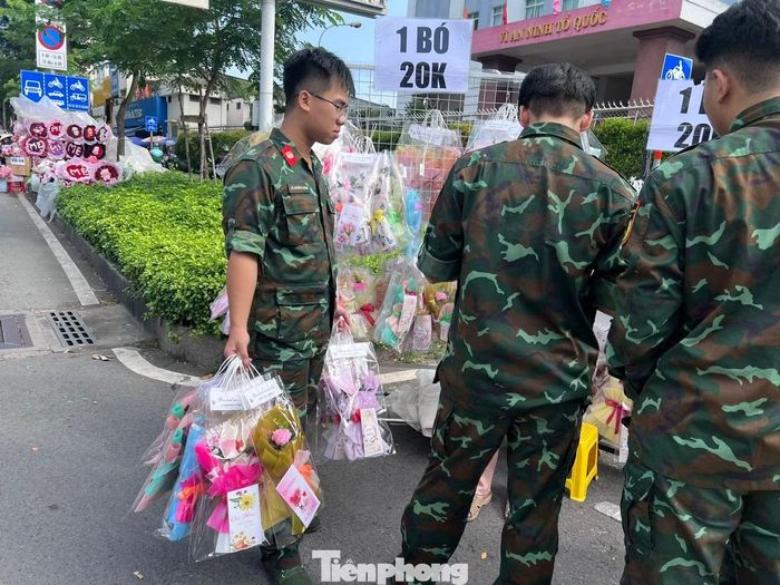 Ngày 20/10, nhiều khách hàng chọn mua quà tặng theo sở thích của người nhận thay vì hoa tươi.