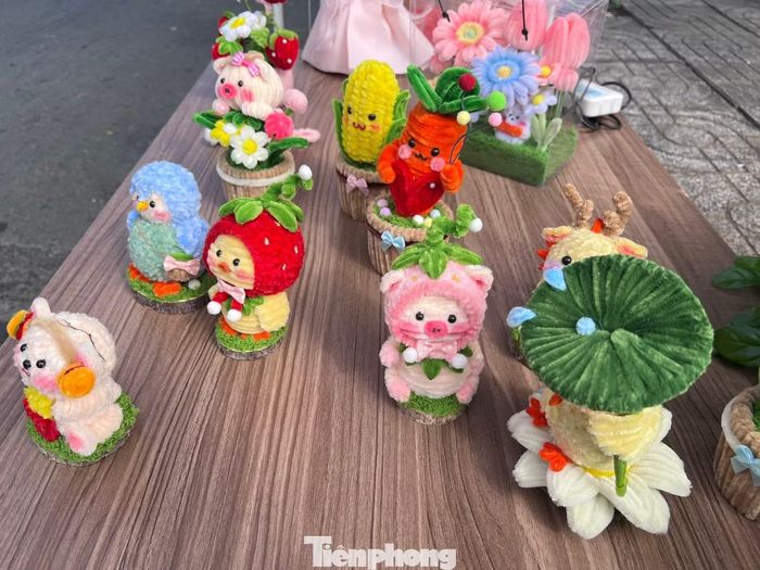 Các món quà thủ công mang đến sự mới mẻ cho thị trường quà tặng 20/10 năm nay. Trong số đó, hoa kẽm nhung và những con thú nhỏ thu hút khách nhờ vẻ ngoài đáng yêu, màu sắc bắt mắt.