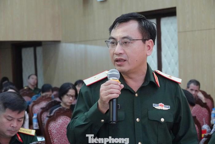 Thiếu tướng Đinh Công Phương thông tin với báo chí về phương án bảo đảm hậu cần tại triển lãm. (Ảnh: Nguyễn Minh)