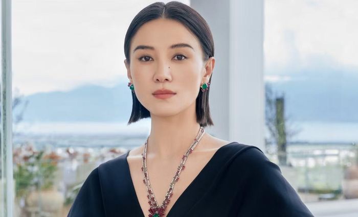 Tân Chỉ Lôi (trái) bất ngờ vì bị loại. Trong khi đó, Tống Giai bị đánh giá là được ban tổ chức Kim Kê ưu ái, liên tục lọt vào danh sách đề cử cuối.