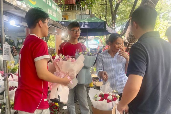 Một cửa hàng khác trên phố Nghĩa Tân cũng đông khách mua ngày 20/10.