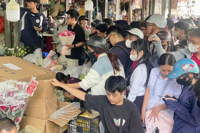Chủ một cửa hàng hoa cho biết khách bắt đầu xếp hàng từ 6h, phần lớn là sinh viên và người dân quanh khu vực.
