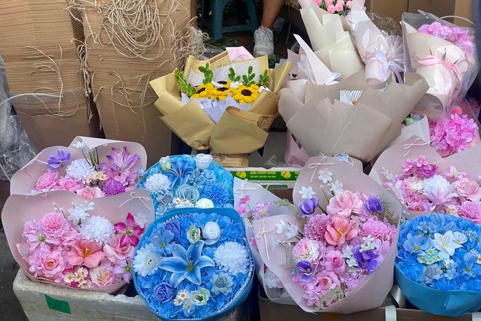Giá hoa tươi ở đây rẻ hơn so với các nơi khác, từ 50.000 - 250.000 đồng, nên được nhiều sinh viên ưa chuộng.
