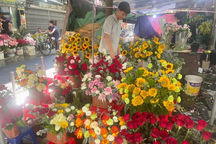 Chủ một sạp hoa trên phố Nghĩa Tân cho biết bán cho khoảng 100 khách từ sáng đến trưa, dự kiến bán hết hàng trong hôm nay.