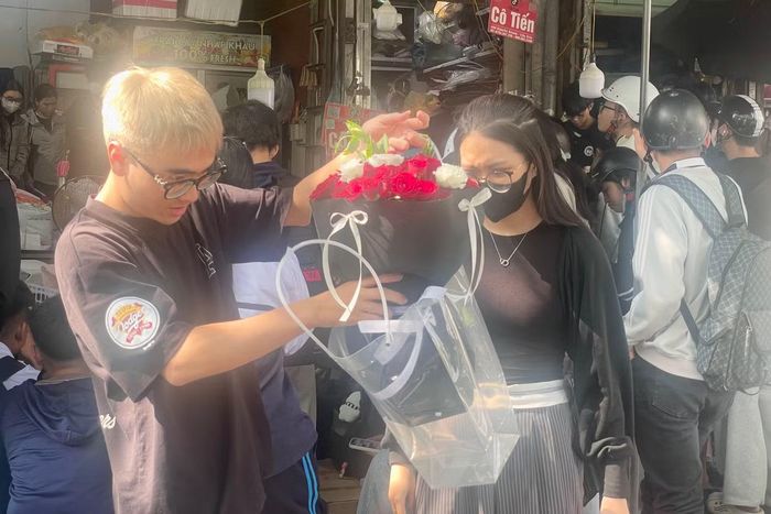 "Tôi phải chờ 3 tiếng để mua bó hồng giá 200.000 đồng", một sinh viên Đại học Thương Mại nói.