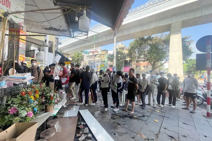 Tại một số cửa hàng hoa cuối đường Nguyễn Khang, Cầu Giấy, khách xếp hàng dài trên vỉa hè chờ mua hoa.