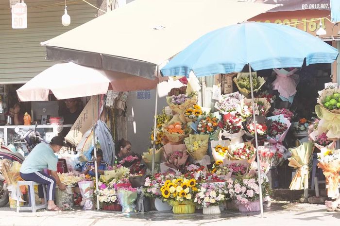Trái ngược với cảnh đông đúc, một số cửa hàng hoa ở Hà Nội vắng khách dù bày bán nhiều loại hoa tươi