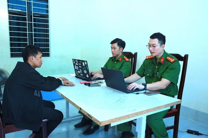 Công an lấy lời khai đối tượng Lý Xuân Hoạt.